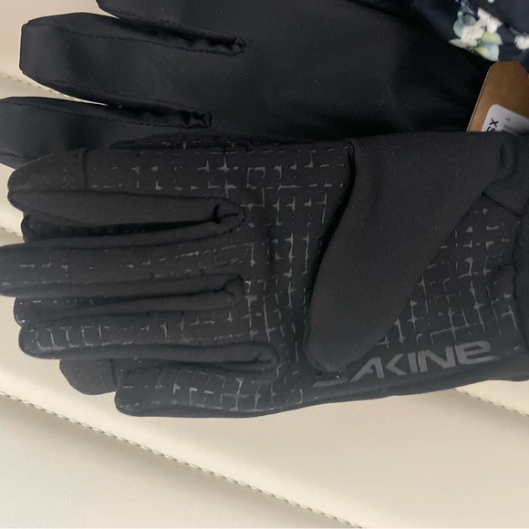 NWT winter gloves with liners - Picture 2 of 3